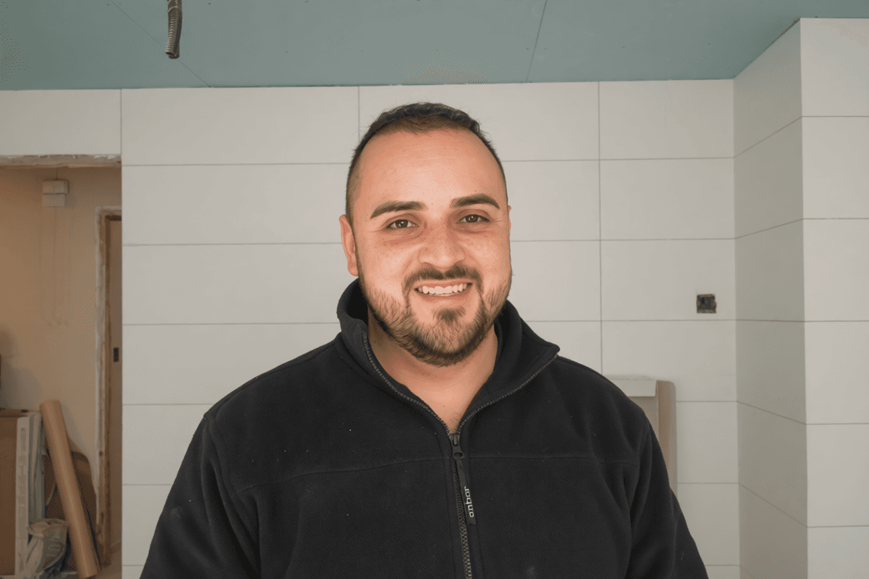 Brayan, técnico líder de Reformas AL Rescate, en una obra de baño en A Coruña